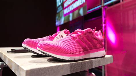 telekommitarbeiter erhalten adidas schuhe|Der neue B2B.